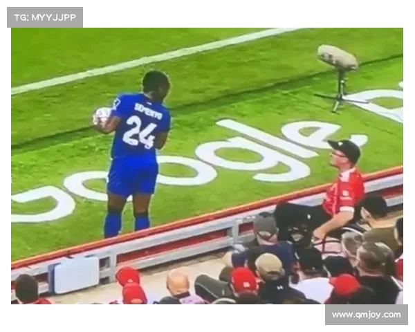 红军主场安菲尔德看台发生误报事件 球迷一度被疏散引发混乱 红军主场安菲尔德看台发生误报事件 球迷一度被疏散引发混乱