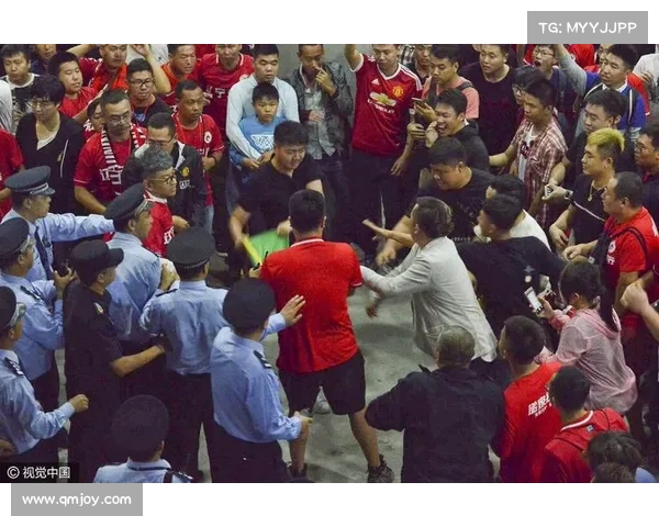 红军主场安菲尔德看台发生误报事件 球迷一度被疏散引发混乱 红军主场安菲尔德看台发生误报事件 球迷一度被疏散引发混乱