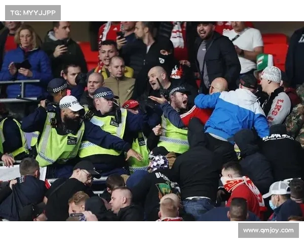 红军主场安菲尔德看台发生误报事件 球迷一度被疏散引发混乱 红军主场安菲尔德看台发生误报事件 球迷一度被疏散引发混乱